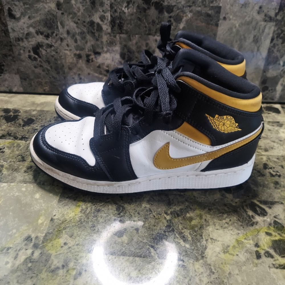 Nike Air Jordan 1 Mid GS 'Black University Gold' 2021  554725-177  Youth Size 5Y